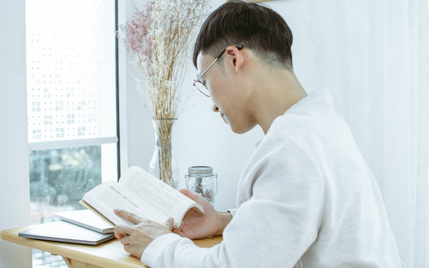 亚洲人在家看书图片下载