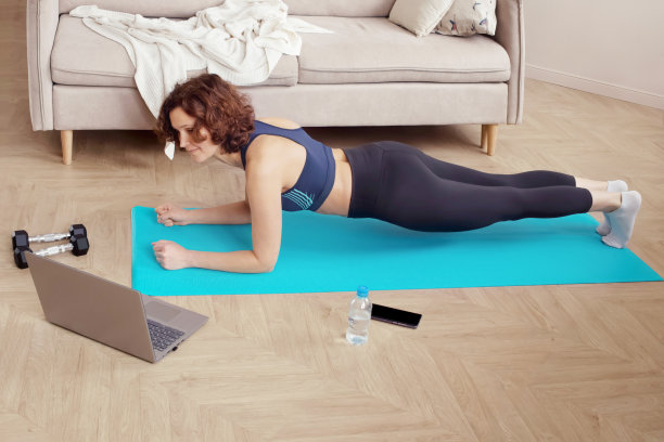 文本的空白。40-45岁的女人在家健身。板构成。图片下载
