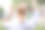 金发女孩背对着镜头站着，把头发扎成马尾辫。图片下载