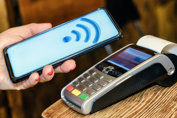 通过智能手机支付，在支付终端。电子货币。移动银行。购物中心。图片下载