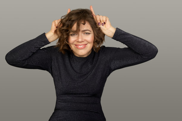 做鬼脸的可爱女人。模仿和面部表情图片下载