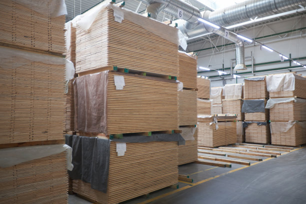 木工工厂。层压板生产的自动化设备。现代室内机器人工厂。木工生产图片下载