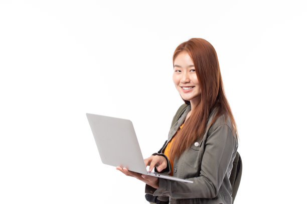 快乐随意的亚洲女学生的肖像与背包和笔记本电脑孤立在白色的背景。回归学校和学习理念。图片下载