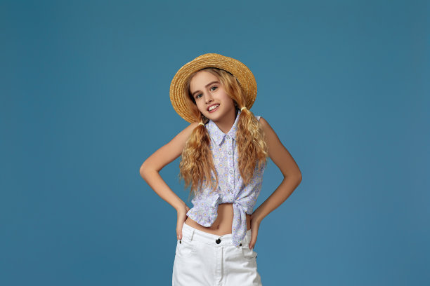 有趣的小女孩戴着夏天的帽子和太阳镜图片下载