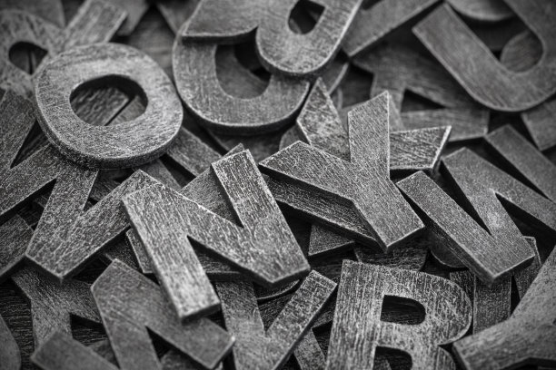 一堆古老的木头字母。字体背景组成。图片下载