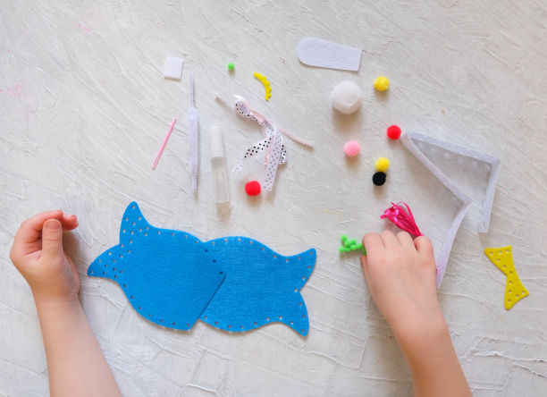 毛毡工艺品。在家与孩子进行创造性活动。缝制软玩具，爱好。图片下载