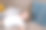 一张睡在沙发上的小女孩的大幅肖像图片下载