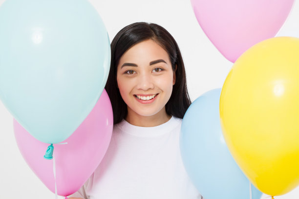 生日快乐。气球派对。快乐的亚洲女孩气球孤立在白色的背景。本空间图片下载