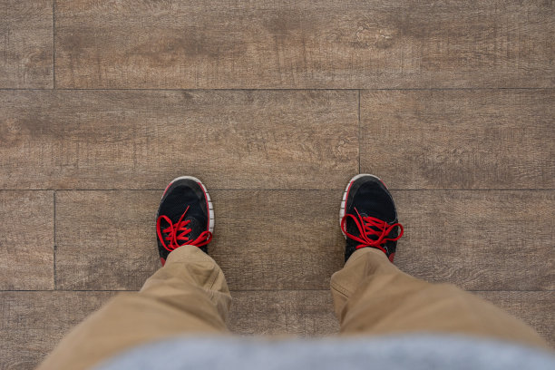 男人站在硬木地板上图片下载