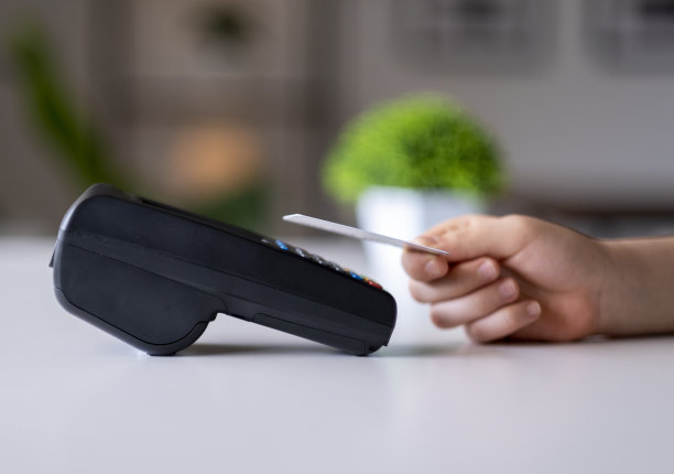 通过信用卡和pos机进行Nfc非接触式支付。图片下载