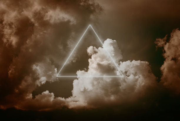 引人注目的三角形霓虹灯在戏剧性的天空图片下载