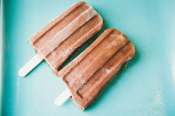 两个巧克力冰棒图片下载