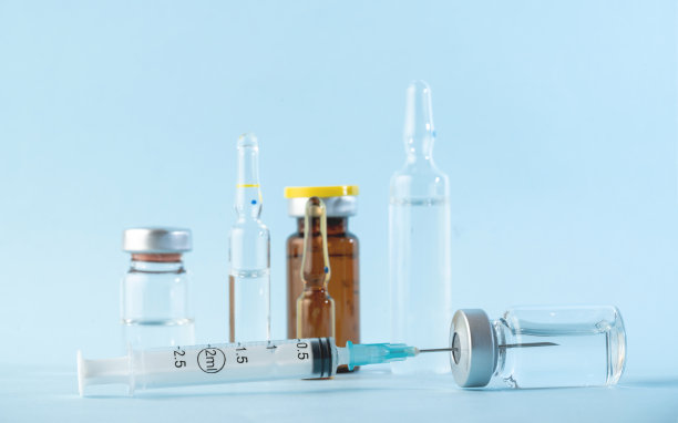 从一个玻璃小瓶的照片中向注射器中注入Covid-19冠状病毒疫苗图片下载