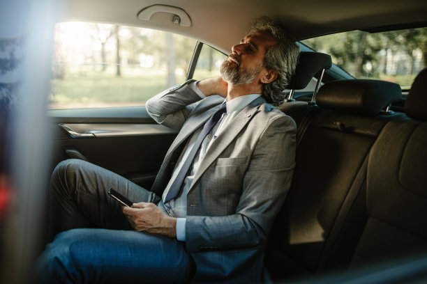 商人揉着酸痛的脖子，看上去很疲惫。图片下载