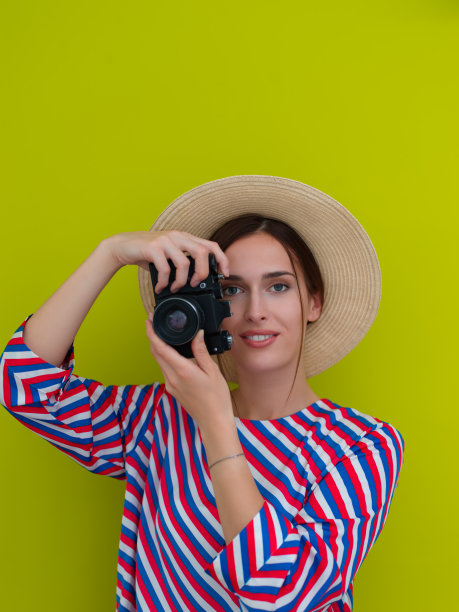 肖像美丽的女性摄影师拍摄近距离图片下载