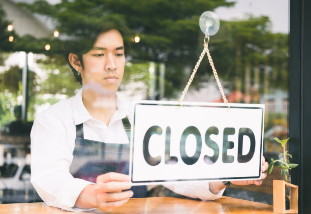 一名年轻人因为卖咖啡亏了钱，掀翻了标签，关闭了自己的生意图片下载