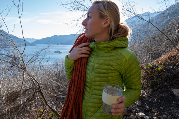 攀岩女性饮用可重复使用的旅行杯图片下载