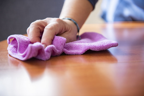 妇女用超细纤维布清洁灰尘图片下载