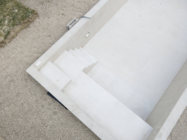 游泳池施工阶段的无人机照片，周围都是碎石图片下载