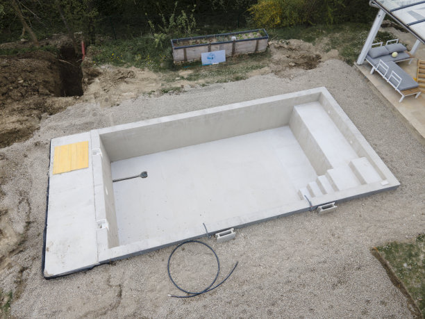 游泳池施工阶段的无人机照片，周围都是碎石图片下载