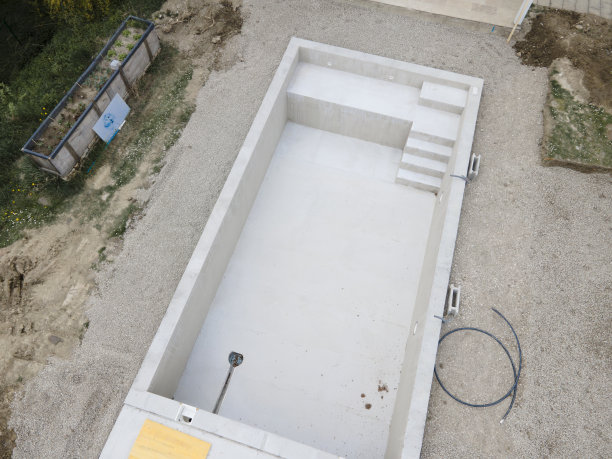 游泳池施工阶段的无人机照片，周围都是碎石图片下载