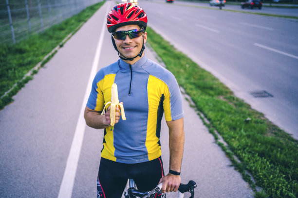 骑完自行车后休息图片下载