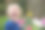 金发小男孩，孩子，拿着一个插着郁金香的花瓶给妈妈，是母亲节的礼物图片下载