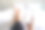 一名女子躺在床上放松时，拿着并使用手机，手机屏幕是空白的图片下载