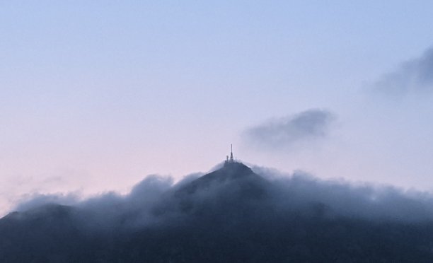 山景与厚重的云彩日落图片下载