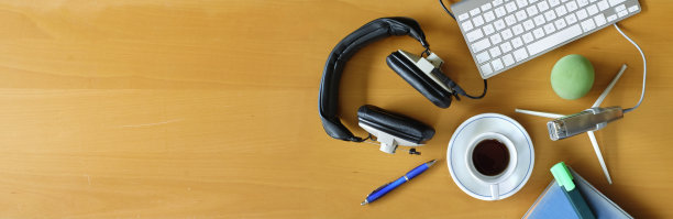 录音播客或有声书的概念，平躺耳机，复古麦克风，咖啡和键盘在木桌平躺，大的拷贝空间图片下载