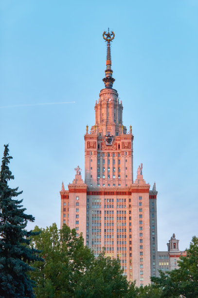 蓝天下的莫斯科大学校园里的建筑和塔楼的碎片图片下载