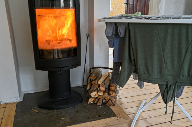 在炉子上用烘干架烘干衣服图片下载