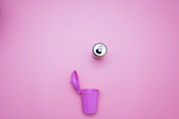 俯视图将垃圾与铝罐废料隔离图片下载