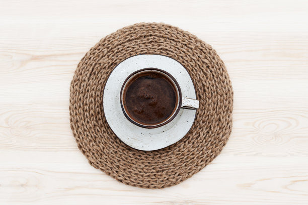 黄麻餐巾上的咖啡和白色木质背景，俯视图图片下载