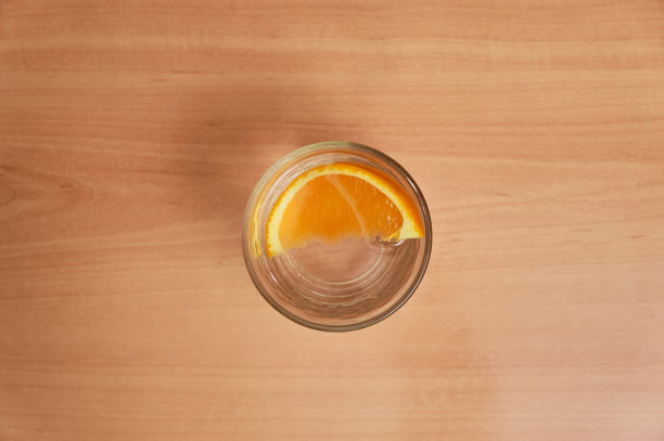 橙汁水和橙片放在木桌上。健康理念，饮食健康，消化健康。图片下载