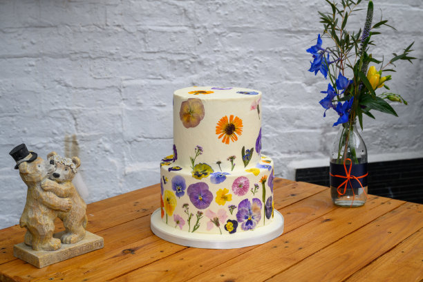 五颜六色的鲜花婚礼蛋糕图片下载