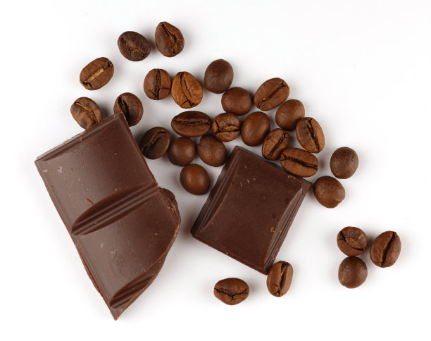 一块巧克力和咖啡豆在一个白色的孤立的背景图片下载