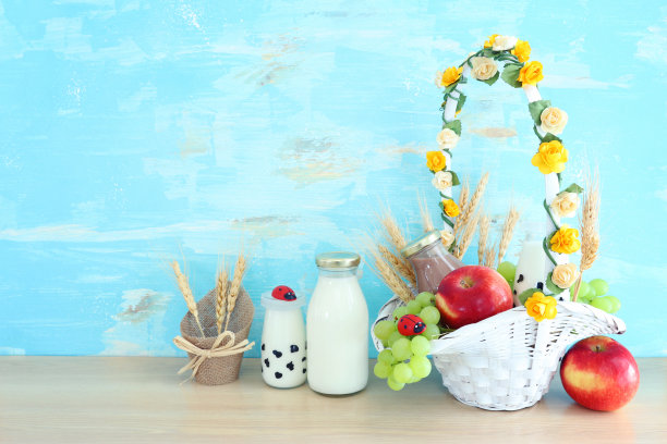 俯视图照片上的乳制品木制桌子。犹太节日的象征——七八节图片下载