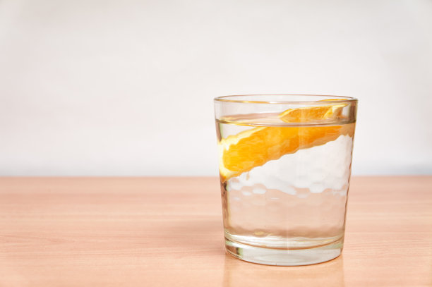 橙汁配橙片木桌，白色背景。图片下载