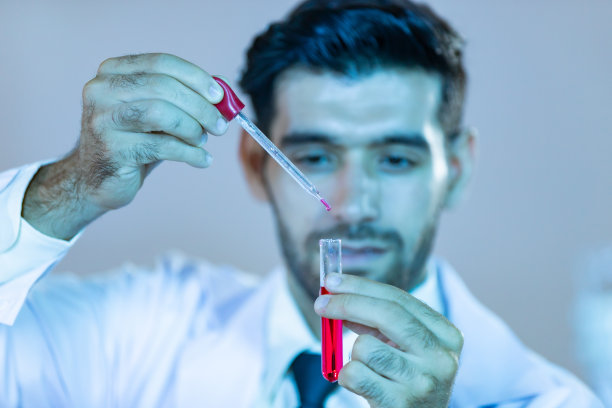 研究科学家分析试验试验新一代疫苗数据。图片下载