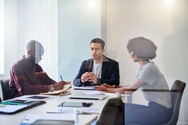 一群商务人士在会议室开会图片下载