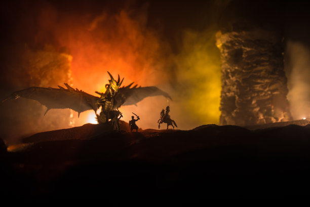 龙和英雄战士之间的战斗。创造性的表装饰。有选择性的重点图片下载