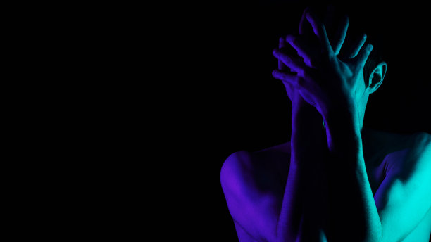 情感的肖像。那人用手捂着头。抑郁和压力。彩色霓虹灯的风格。排除自己的问题图片下载