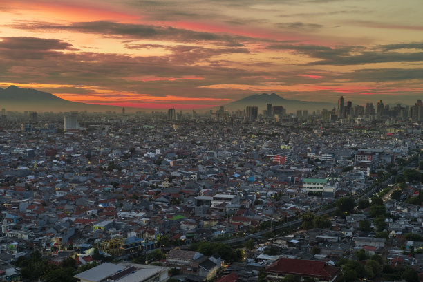 从Wisma Atlet拍摄的雅加达山脉背景图片下载