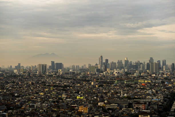 从Wisma Atlet拍摄的雅加达山脉背景图片下载