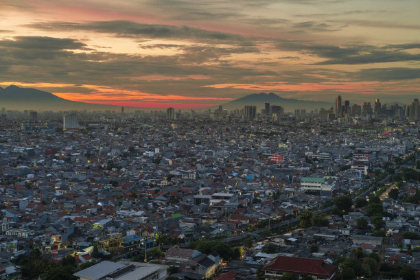 从Wisma Atlet拍摄的雅加达山脉背景图片下载