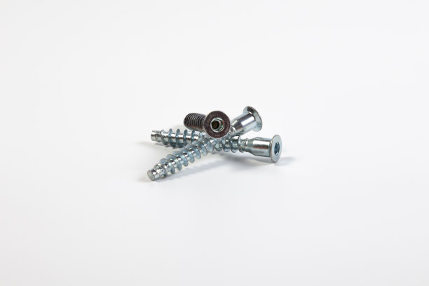 白色背景上的三个银色家具螺丝图片下载