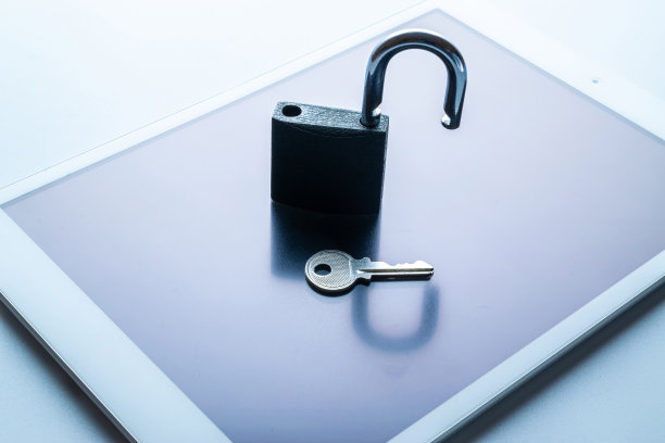 技术安全。现代空间灰色挂锁手机，按键白色背景。智能手机安全漏洞概念。图片下载