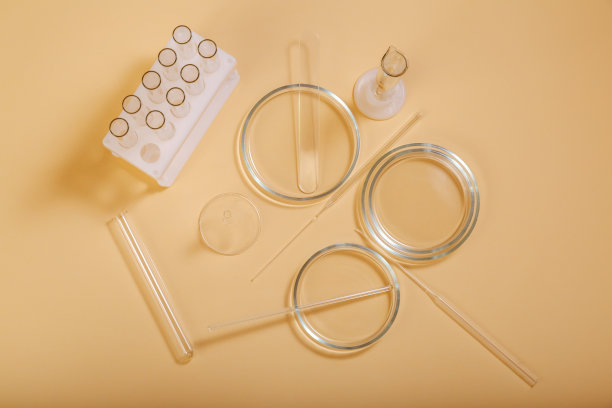 生物科学实验用玻璃器皿，有机护肤产品，化妆品研究。清洁空培养皿试管，抹刀上米色裸色背景。俯视图化妆品研究圈图片下载