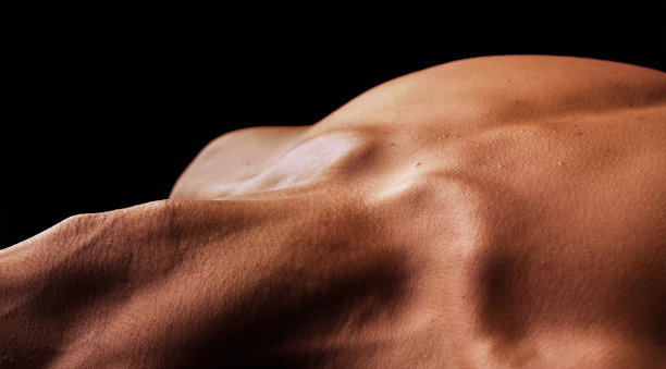 在摄影棚里拍摄的以黑色为背景的人体景观图片下载